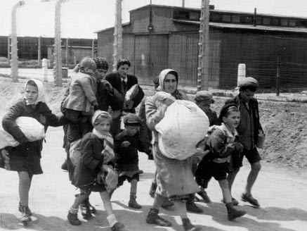 Mulleres e nenos considerados non aptos para o traballo levados á cámara de gas en Birkenau, Polonia, en Maio de 1844 / Imaxe: Public Domain/Yad Vashem Photo Archive