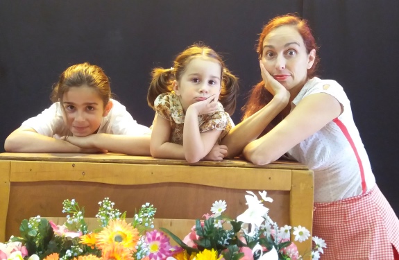 Dúas nenas xunto á actriz María Torres